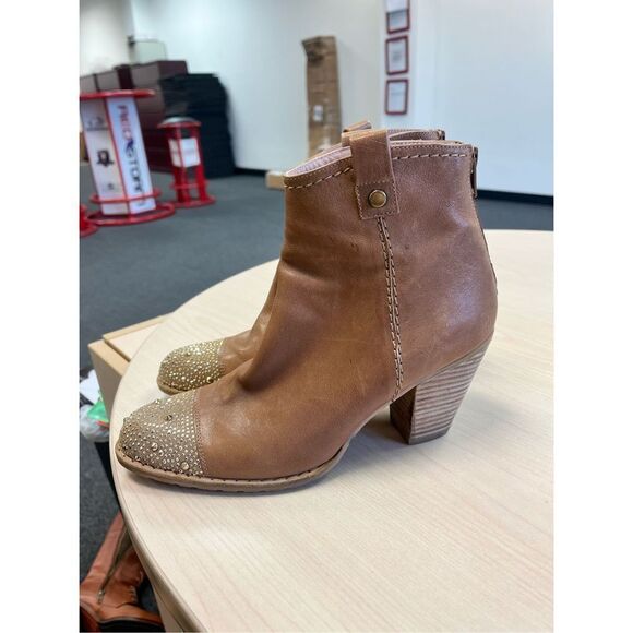 Stuart Weitzman TanLeather Gold Studded Booties sz 7 Gorgeous - Picture 5 of 7